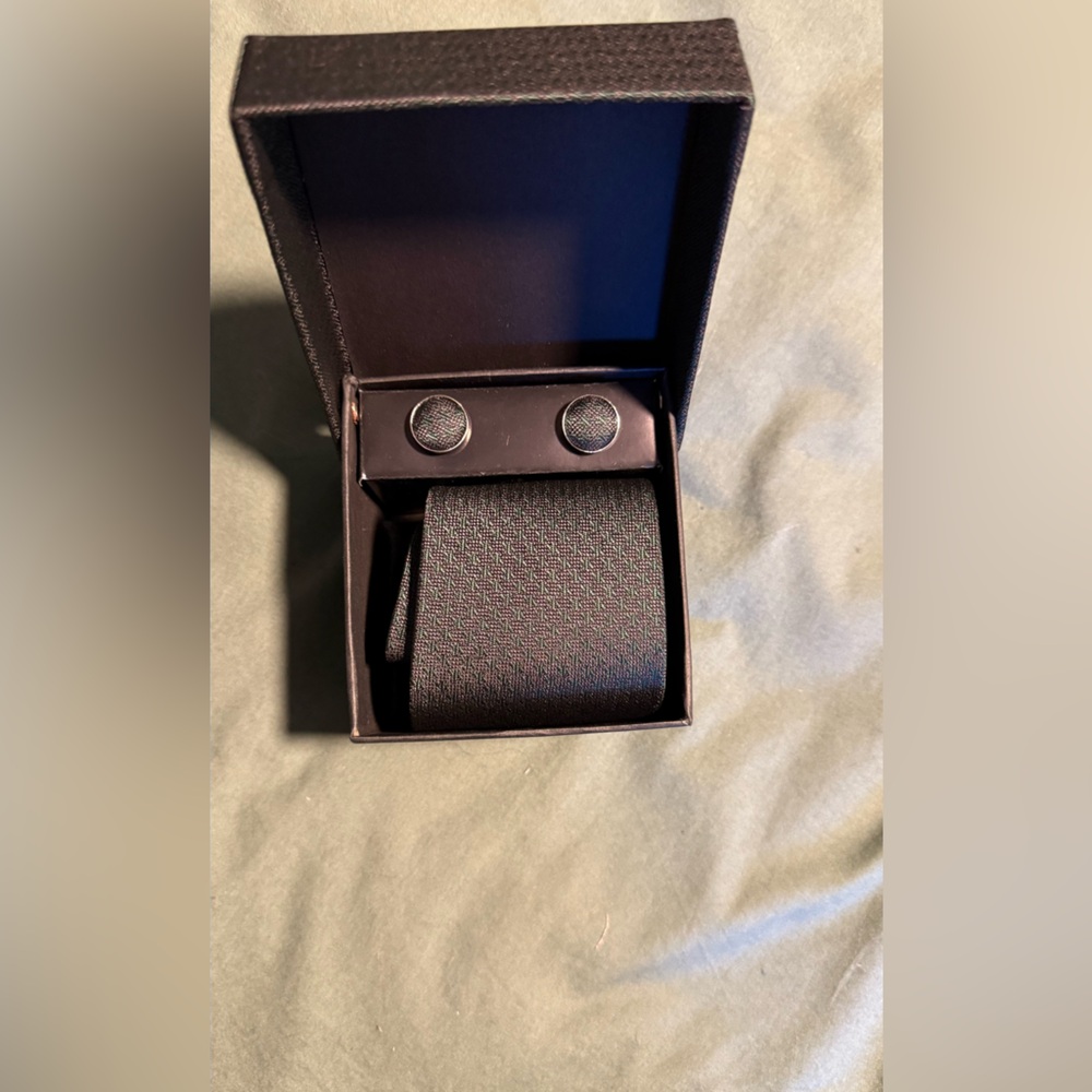 Elegant Mens Tie and Cufflinks Set